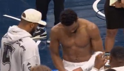 一身腱子肉！米切尔赢球后心情大好 光膀子与NFL球星聊天